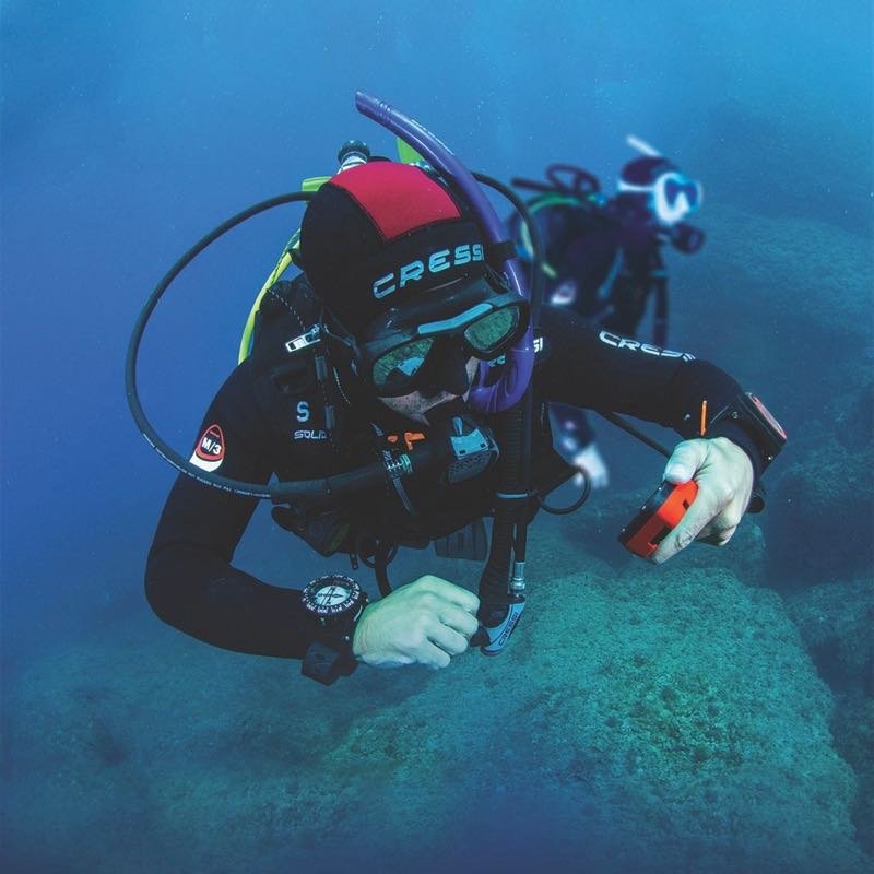 A diver descending on an Advanced Open Water training dive