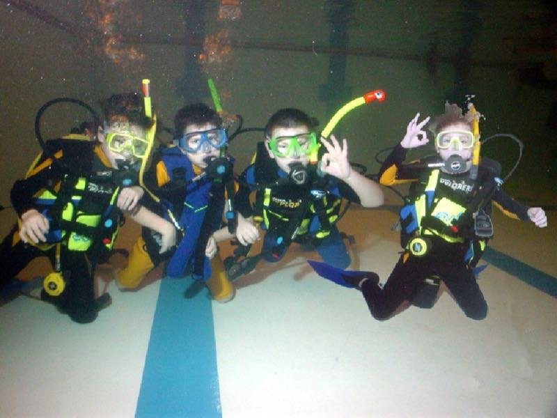 A child trying scuba diving on a PADI Bubblemaker session